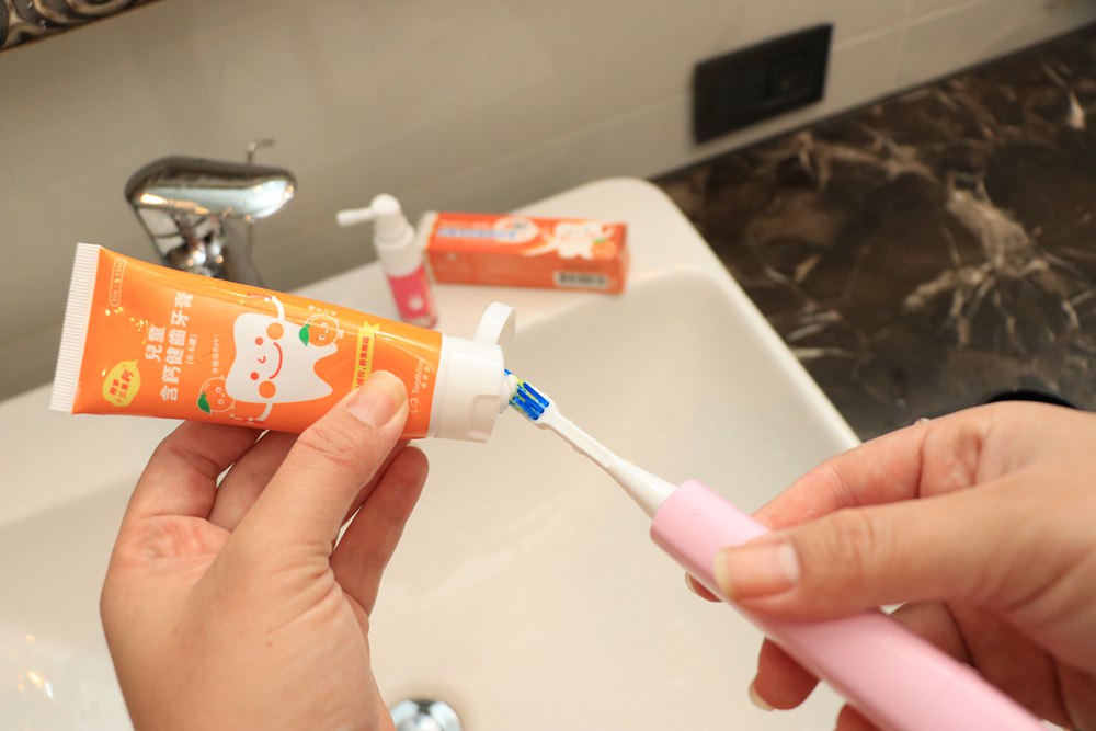 守護寶寶牙齒健康-齒妍堂 ▋兒童含鈣健齒牙膏、含鈣健齒噴霧、口腔清潔棒、健齒QQ糖