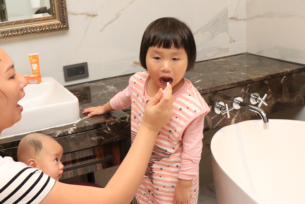 守護寶寶牙齒健康-齒妍堂 ▋兒童含鈣健齒牙膏、含鈣健齒噴霧、口腔清潔棒、健齒QQ糖