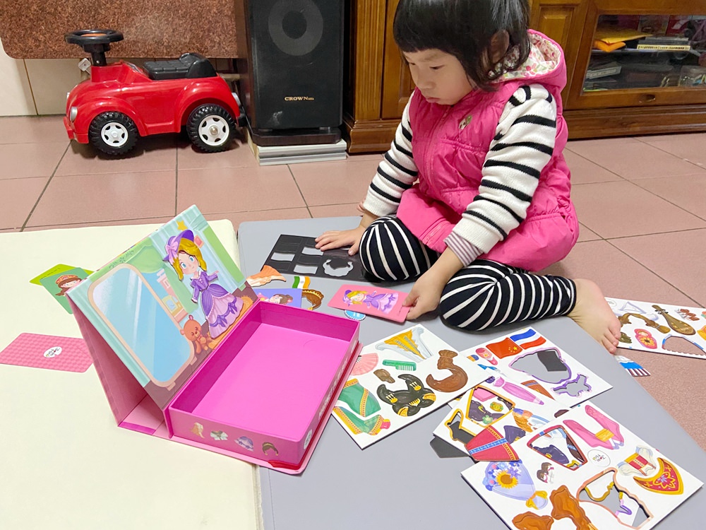 西班牙 JoanMiro 幼兒蠟筆、彩色筆、拼圖、水畫冊、靜電貼紙。寓教於樂，又能消磨時間