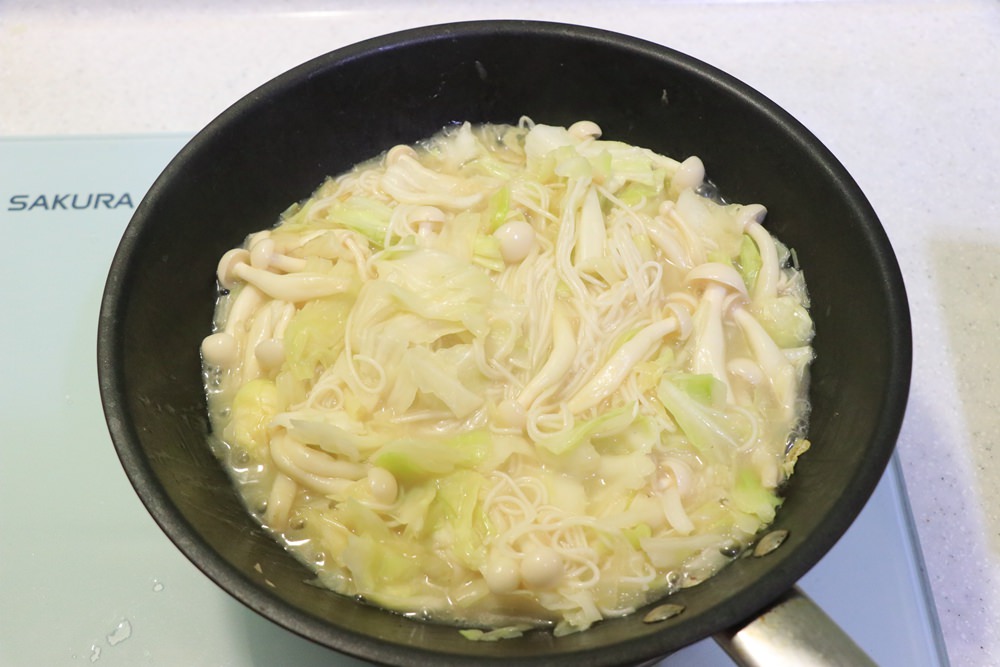 用日本CANYON 兒童奶油咖哩塊煮白醬鮮蝦義大利麵。寶寶也能吃的白醬海鮮麵