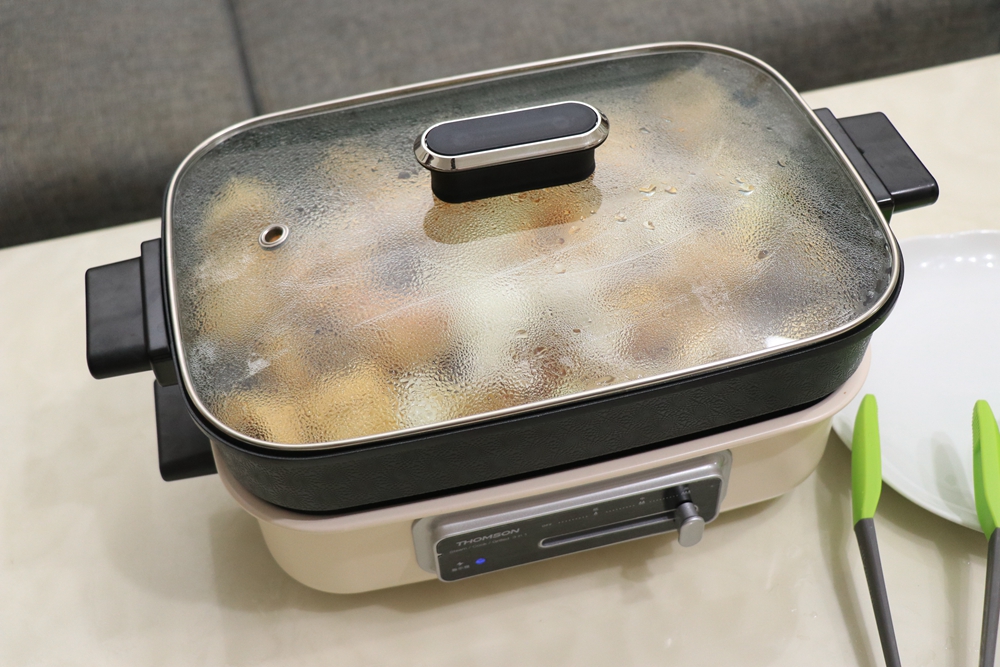 法國 THOMSON多功能健康蒸烤盤新上市。一鍋多用，可火鍋、燒烤、蒸煮－旺德電通