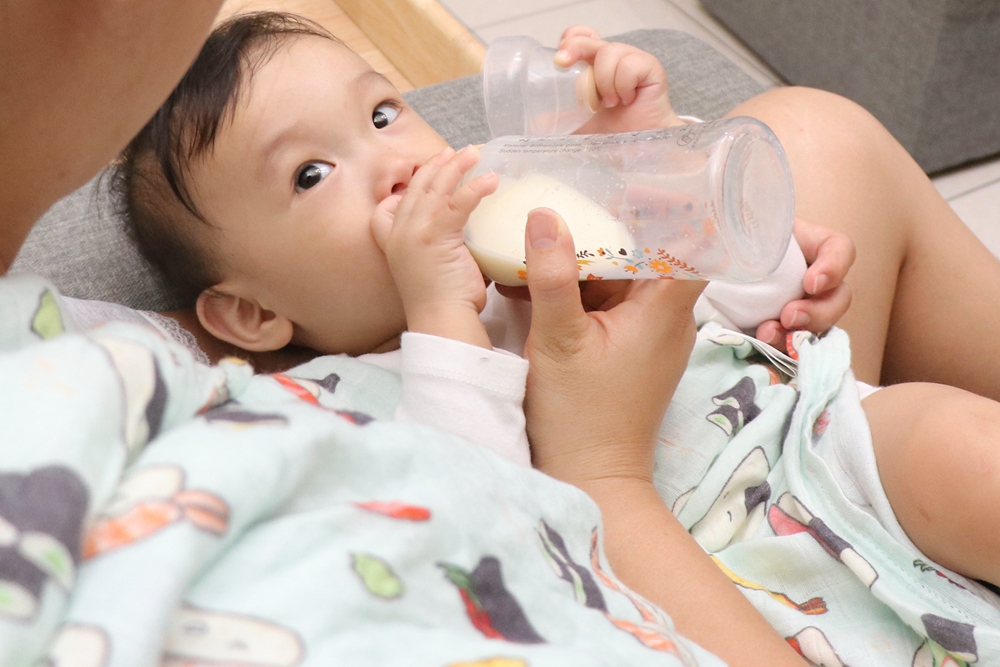 泡奶神器－美國Baby Brezza自動泡奶機。一指泡奶，簡單到妳阿嬤都會，半夜泡奶好easy