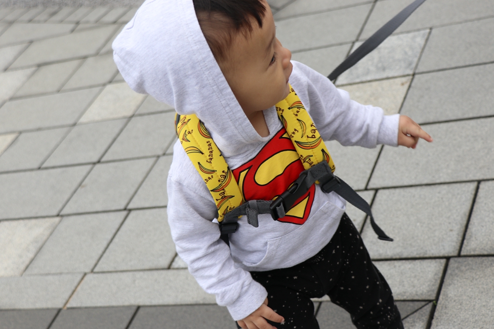 英國Hugger時尚孩童背包、防走失包開箱實背。逛街、戶外教學出門帶著Hugger趴趴造