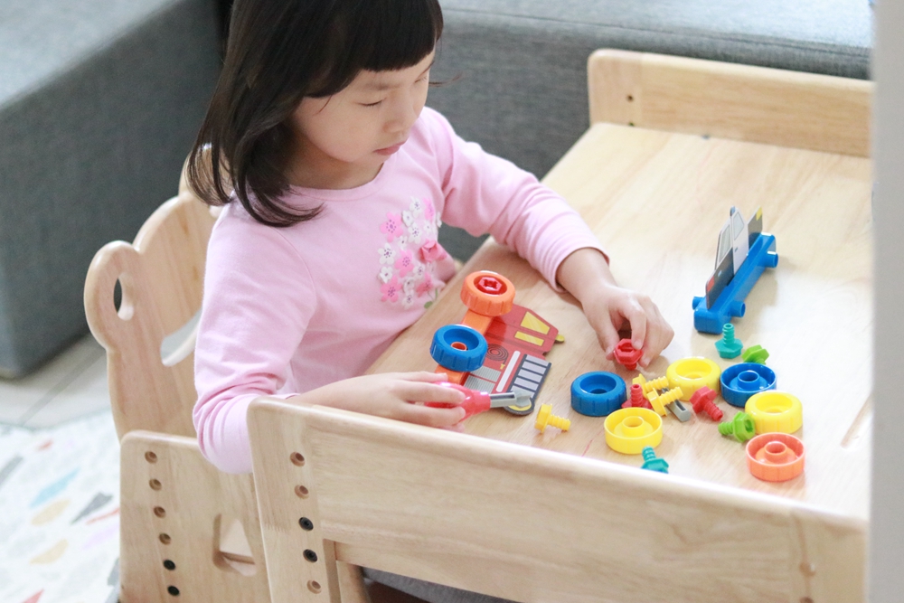 環安傢俱－幼兒成長桌椅推薦，一張能用到小學的桌椅