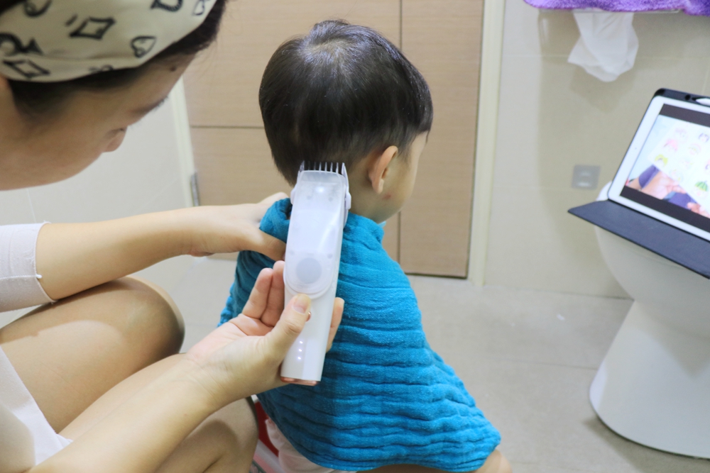 兒童剪髮器分享-KIDMORY兒童智能理髮器（安全刀頭，靜音低震動)幫小孩理髮大成功！
