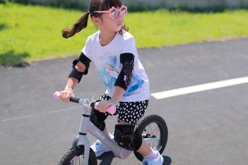 培養孩子肢體協調及平衡性，來騎滑步車/滑板車！Holiway哈樂維 RS-700K 休閒競速滑步車、Motion 4in1 四合一全功能學步滑板車
