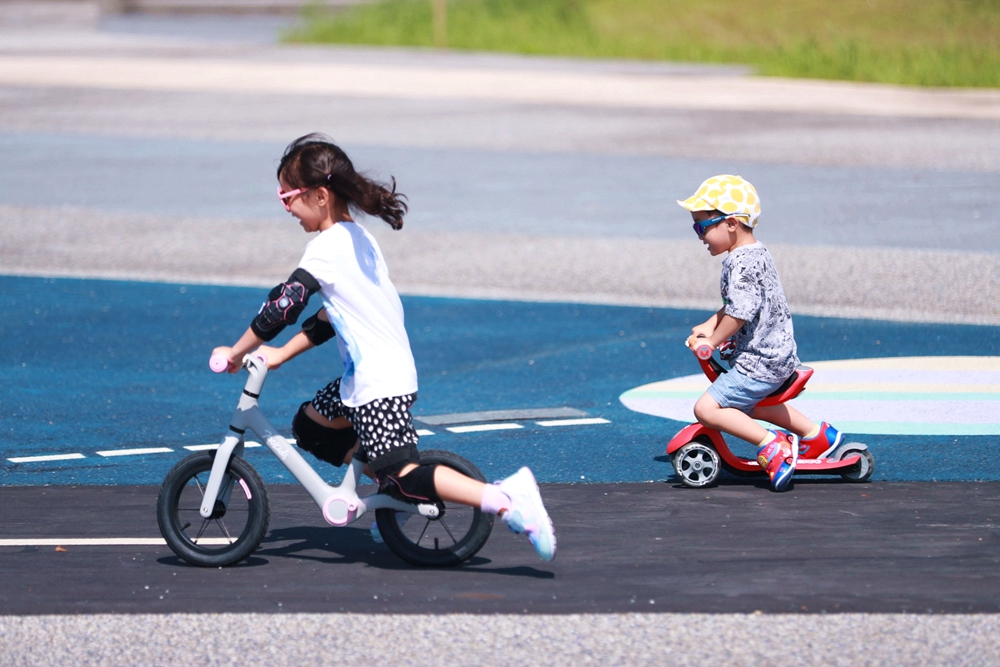 培養孩子肢體協調及平衡性，來騎滑步車/滑板車！Holiway哈樂維 RS-700K 休閒競速滑步車、Motion 4in1 四合一全功能學步滑板車