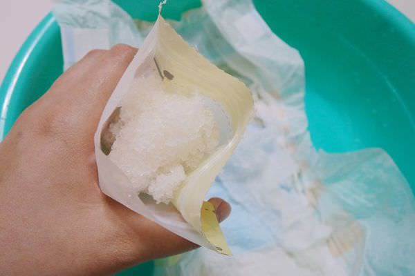 【寶寶】1分鐘快速DIY自製冰寶 ▋過期尿布廢物利用 (2)