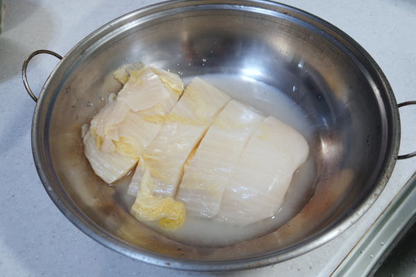 【生活】酸中傳奇。金門高粱酸白菜包 ▋夠酸夠對味，簡單在家裡煮酸白菜火鍋