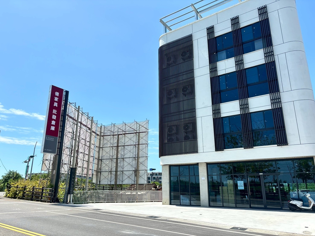 億家具批發倉庫嘉義門市，四層樓家具展示，提供全屋客製化