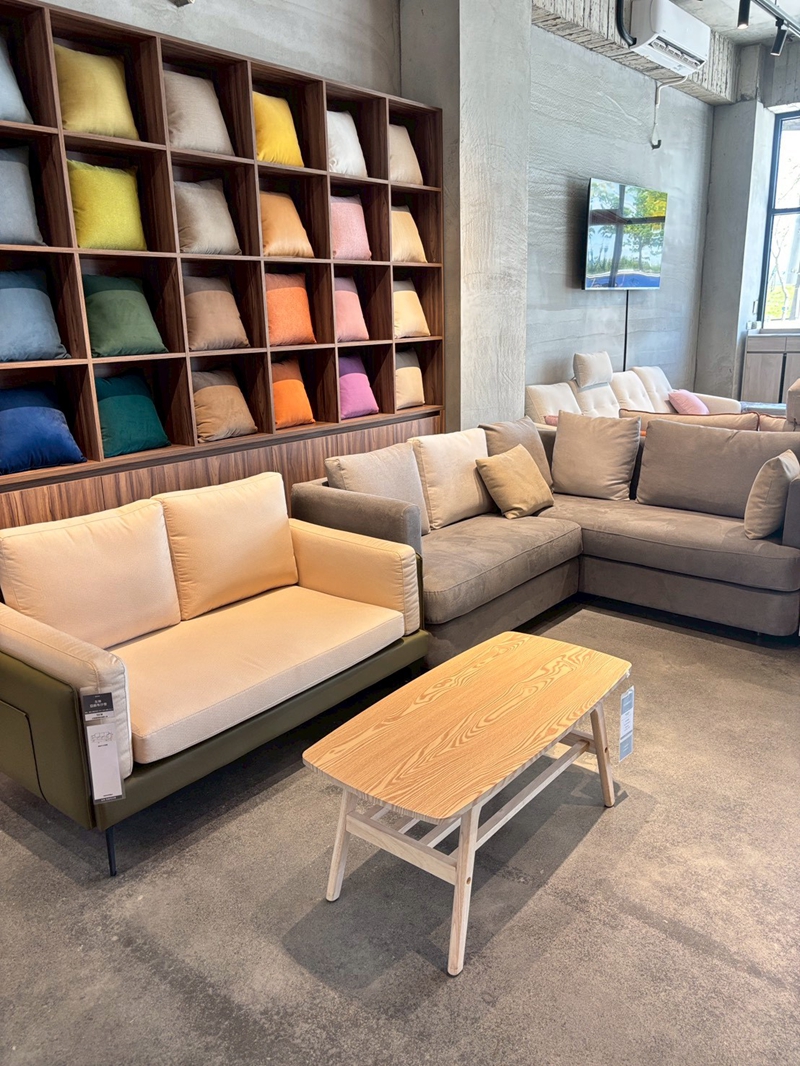 億家具批發倉庫嘉義門市，四層樓家具展示，提供全屋客製化